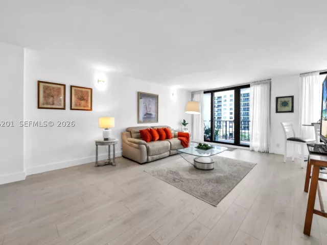 2-bedroom condo for rent in Hollywood - 2401 S Ocean Dr 507 - MondialRealty