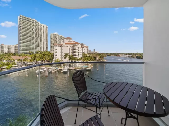 2-bedroom condo for rent in Aventura - 19707 Turnberry Way 6K - MondialRealty