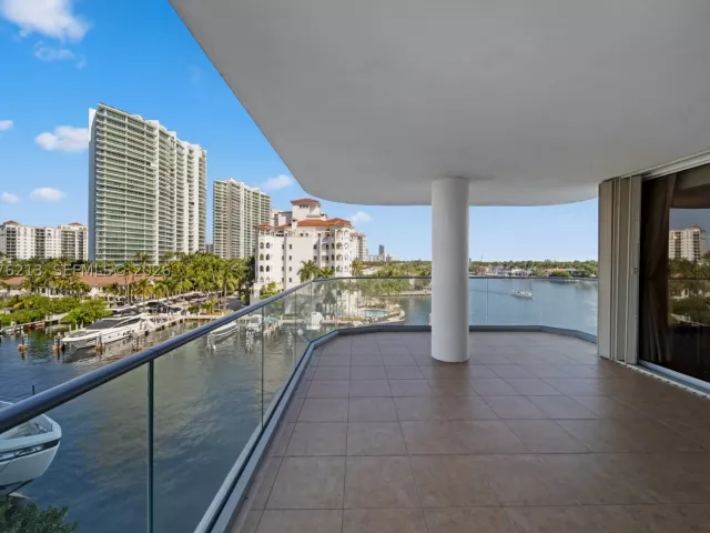 2-bedroom condo for rent in Aventura - 19707 Turnberry Way 6K - MondialRealty