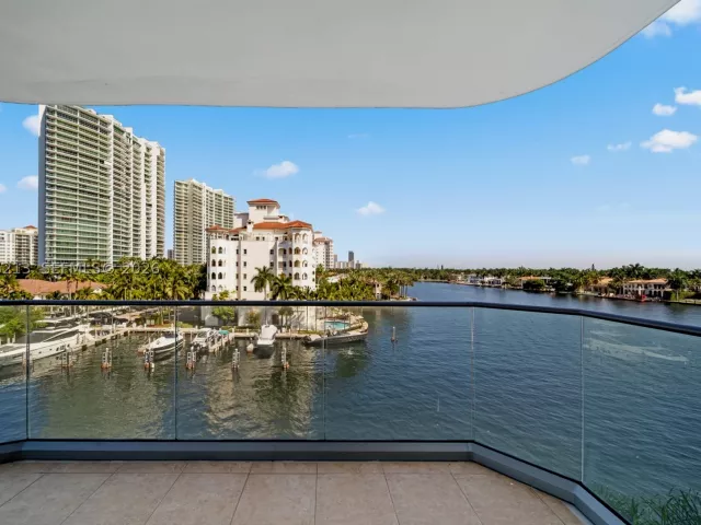 2-bedroom condo for rent in Aventura - 19707 Turnberry Way 6K - MondialRealty