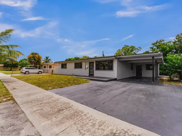 5-bedroom home for sale in Miami Gardens - 1252 NW 172ND Terrace - MondialRealty