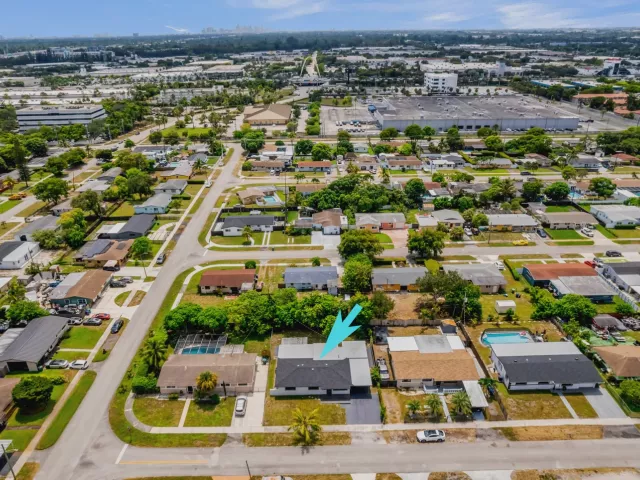 5-bedroom home for sale in Miami Gardens - 1252 NW 172ND Terrace - MondialRealty