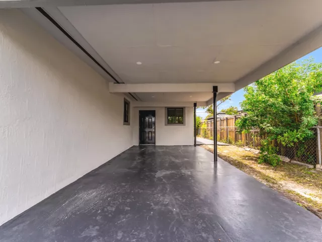5-bedroom home for sale in Miami Gardens - 1252 NW 172ND Terrace - MondialRealty