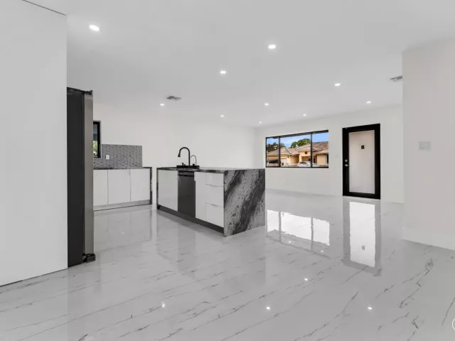 5-bedroom home for sale in Miami Gardens - 1252 NW 172ND Terrace - MondialRealty