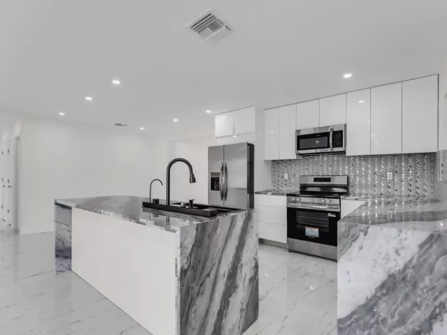 5-bedroom home for sale in Miami Gardens - 1252 NW 172ND Terrace - MondialRealty