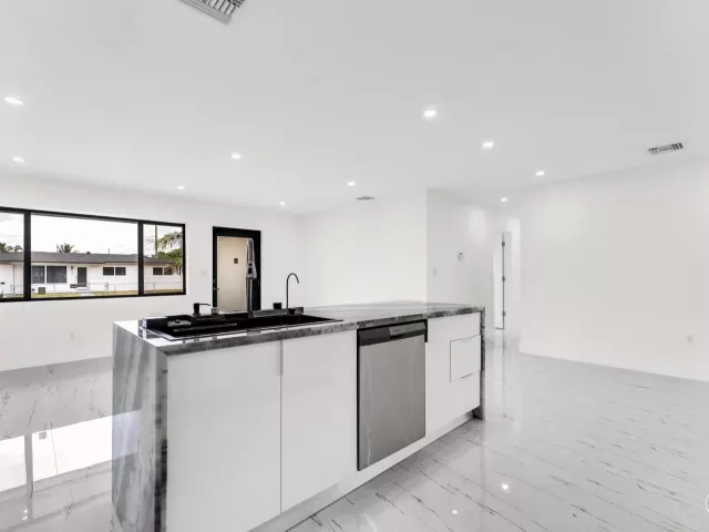 5-bedroom home for sale in Miami Gardens - 1252 NW 172ND Terrace - MondialRealty