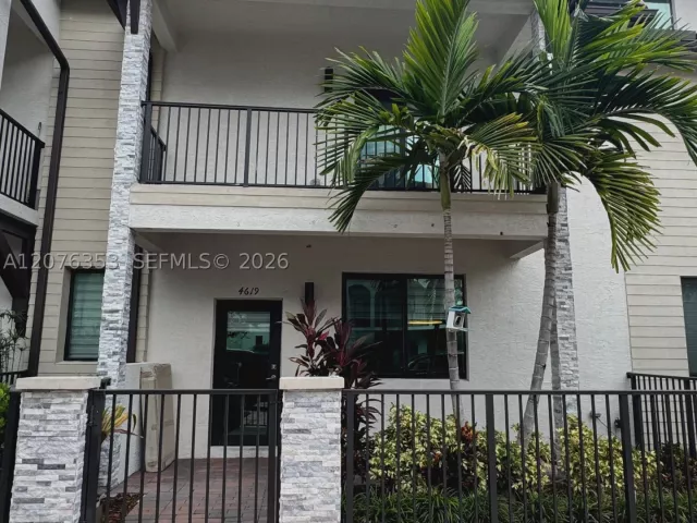 3-bedroom home for rent in Doral - 4619 NW 84th Ave - MondialRealty