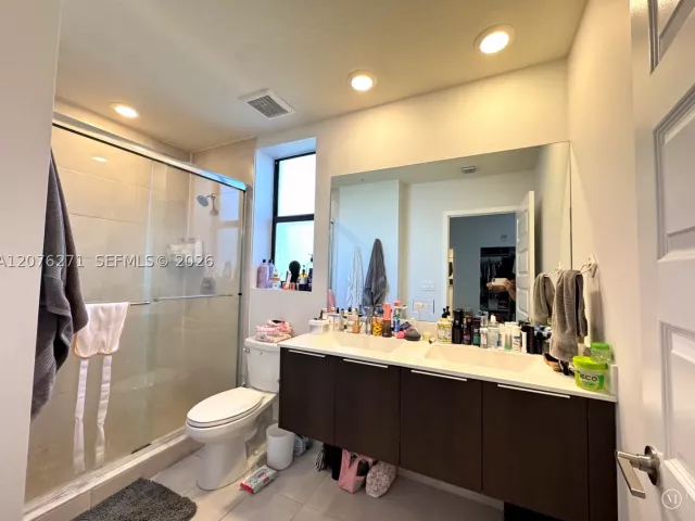 3-bedroom home for rent in Doral - 10413 NW 82nd St 3 - MondialRealty