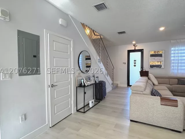3-bedroom home for rent in Doral - 10413 NW 82nd St 3 - MondialRealty