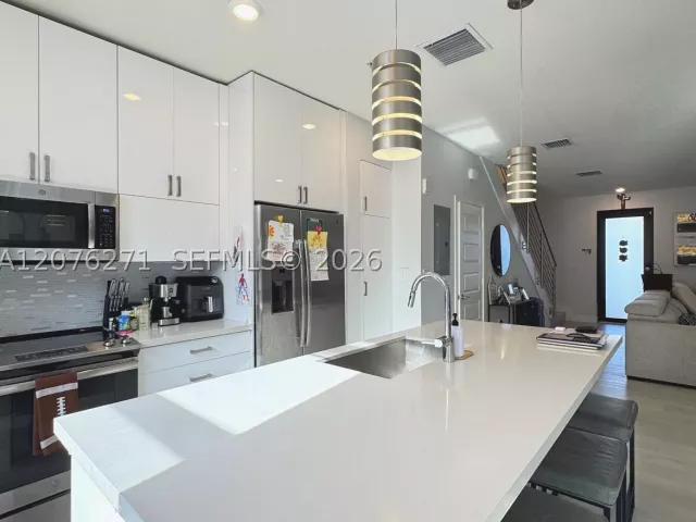 3-bedroom home for rent in Doral - 10413 NW 82nd St 3 - MondialRealty