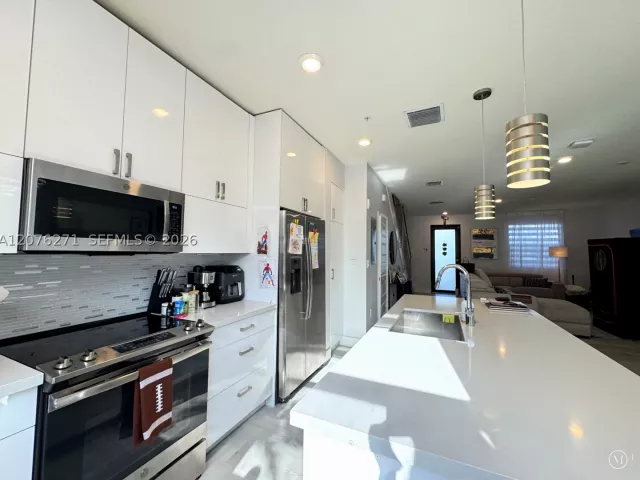 3-bedroom home for rent in Doral - 10413 NW 82nd St 3 - MondialRealty
