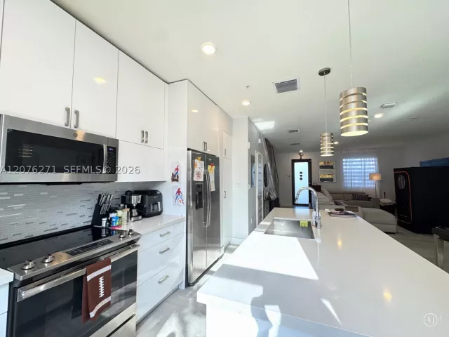 3-bedroom home for rent in Doral - 10413 NW 82nd St 3 - MondialRealty
