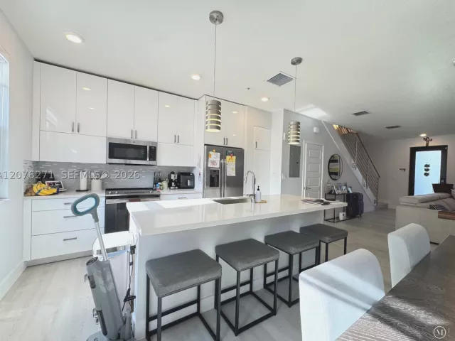 3-bedroom home for rent in Doral - 10413 NW 82nd St 3 - MondialRealty