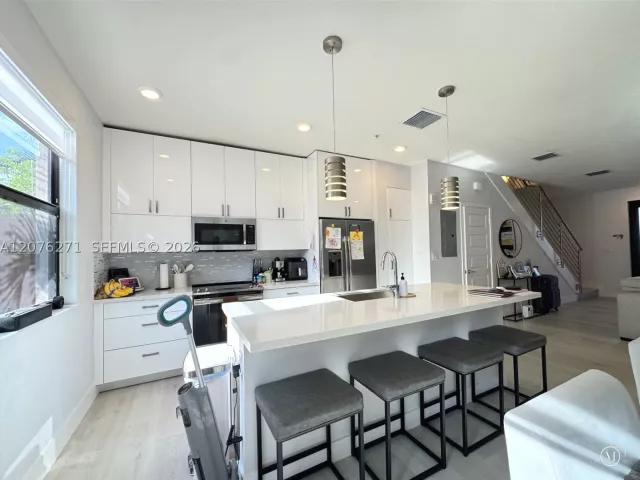 3-bedroom home for rent in Doral - 10413 NW 82nd St 3 - MondialRealty