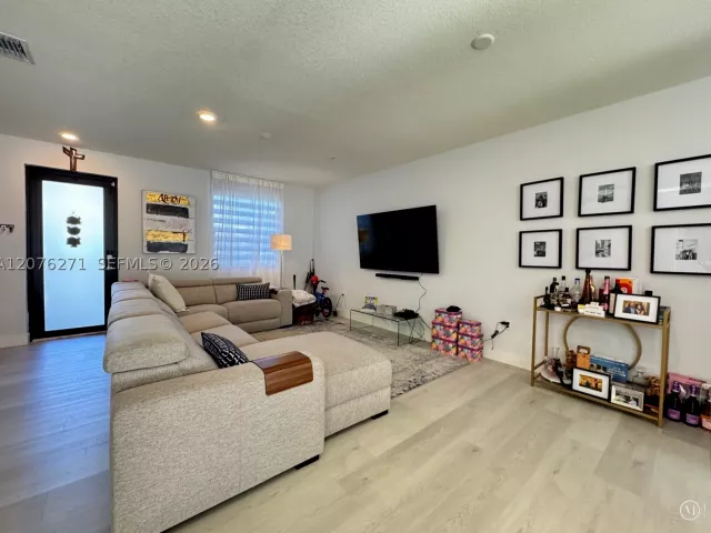 3-bedroom home for rent in Doral - 10413 NW 82nd St 3 - MondialRealty