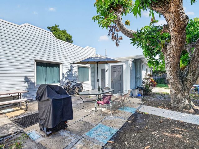 6-bedroom home for sale in West Palm Beach - 633 Franklin Road - MondialRealty