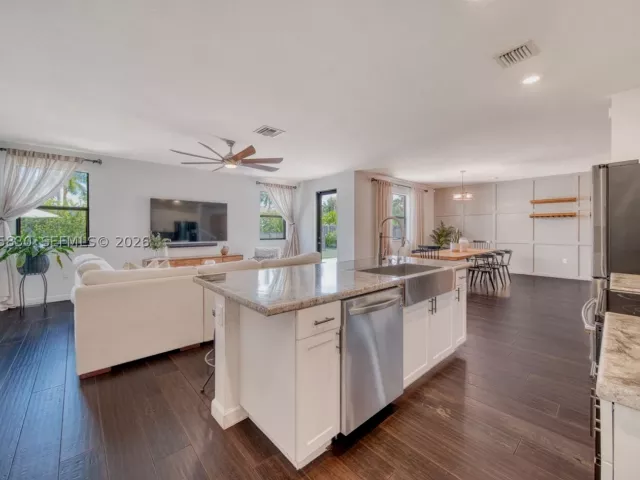 4-bedroom home for sale in Homestead - 2655 SE 1st St - MondialRealty