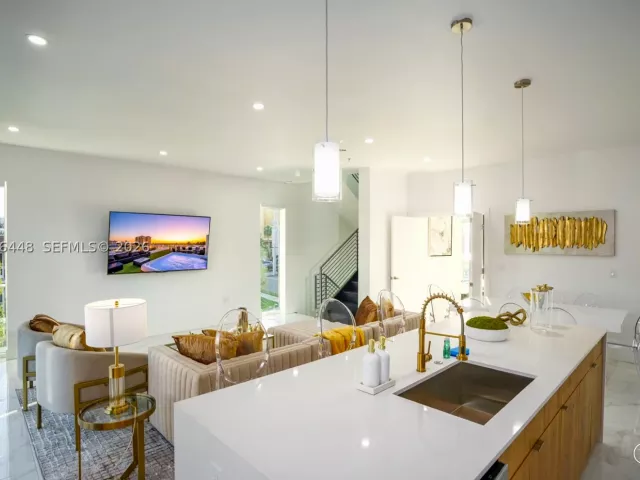 5-bedroom home for rent in Pompano Beach - 1000 N Riverside Dr - MondialRealty