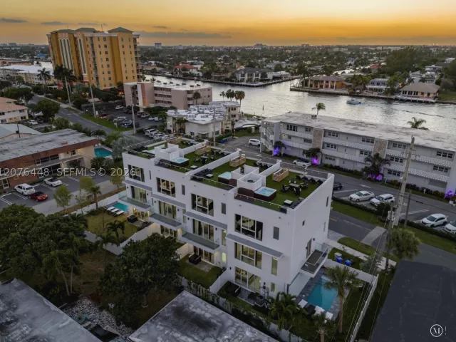 5-bedroom home for rent in Pompano Beach - 1000 N Riverside Dr - MondialRealty