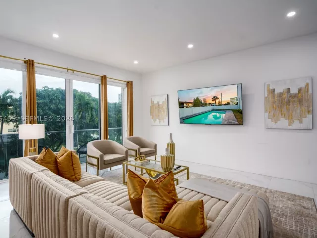 5-bedroom home for rent in Pompano Beach - 1004 N Riverside Dr - MondialRealty