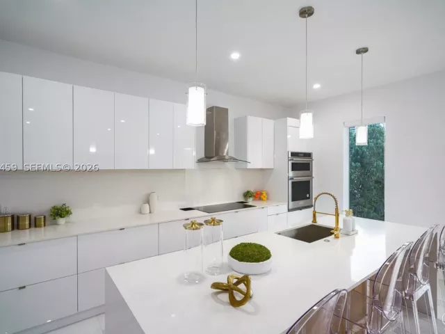 5-bedroom home for rent in Pompano Beach - 1004 N Riverside Dr - MondialRealty