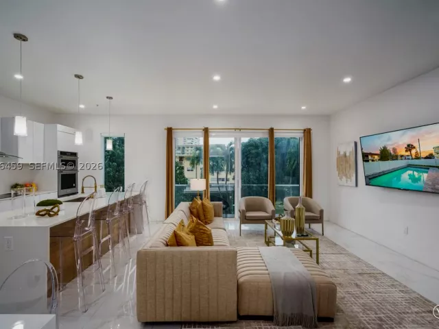 5-bedroom home for rent in Pompano Beach - 1004 N Riverside Dr - MondialRealty