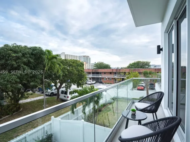 5-bedroom home for rent in Pompano Beach - 1004 N Riverside Dr - MondialRealty