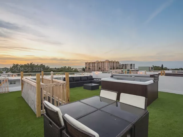 5-bedroom home for rent in Pompano Beach - 1004 N Riverside Dr - MondialRealty