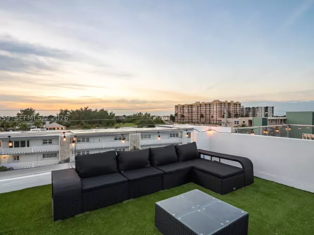 5-bedroom home for rent in Pompano Beach - 1004 N Riverside Dr - MondialRealty