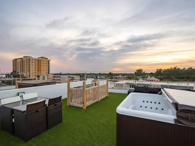 5-bedroom home for rent in Pompano Beach - 1004 N Riverside Dr - MondialRealty