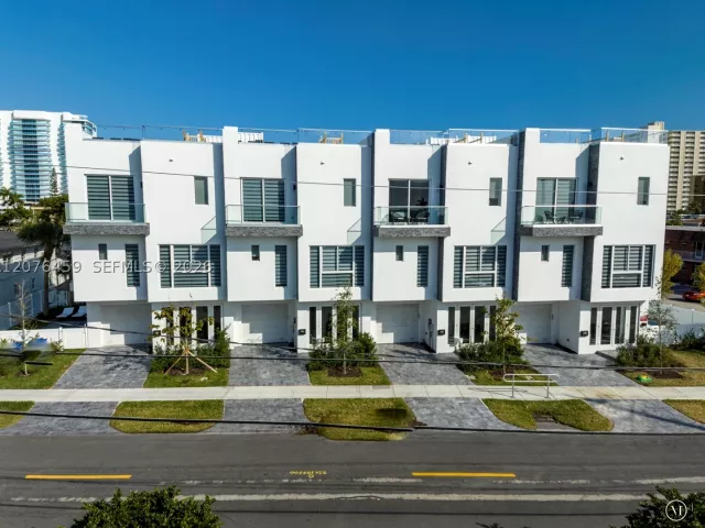 5-bedroom home for rent in Pompano Beach - 1004 N Riverside Dr - MondialRealty