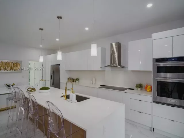 5-bedroom home for rent in Pompano Beach - 1004 N Riverside Dr - MondialRealty