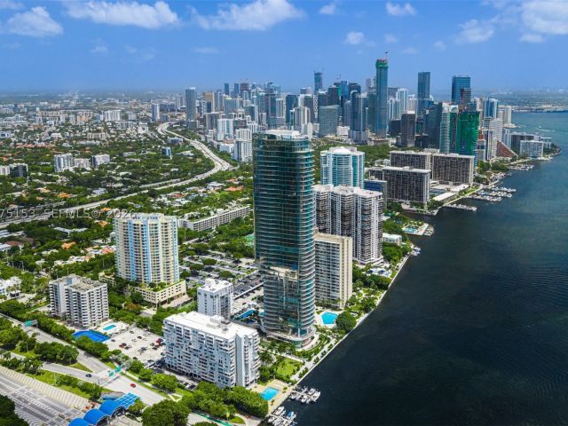 6-bedroom condo for sale in Miami - 175 SE 25th Road UPH01 - MondialRealty