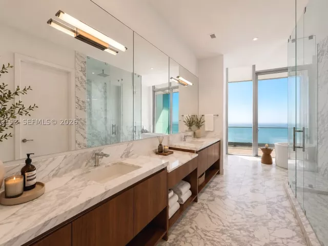 6-bedroom condo for sale in Miami - 175 SE 25th Road UPH01 - MondialRealty