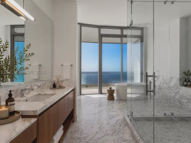 6-bedroom condo for sale in Miami - 175 SE 25th Road UPH01 - MondialRealty