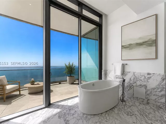6-bedroom condo for sale in Miami - 175 SE 25th Road UPH01 - MondialRealty