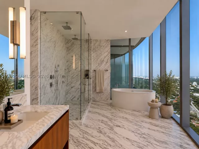 6-bedroom condo for sale in Miami - 175 SE 25th Road UPH01 - MondialRealty