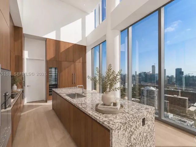 6-bedroom condo for sale in Miami - 175 SE 25th Road UPH01 - MondialRealty