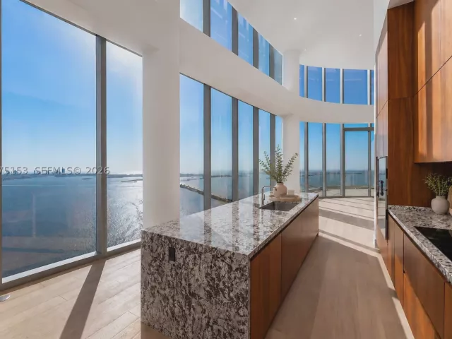 6-bedroom condo for sale in Miami - 175 SE 25th Road UPH01 - MondialRealty