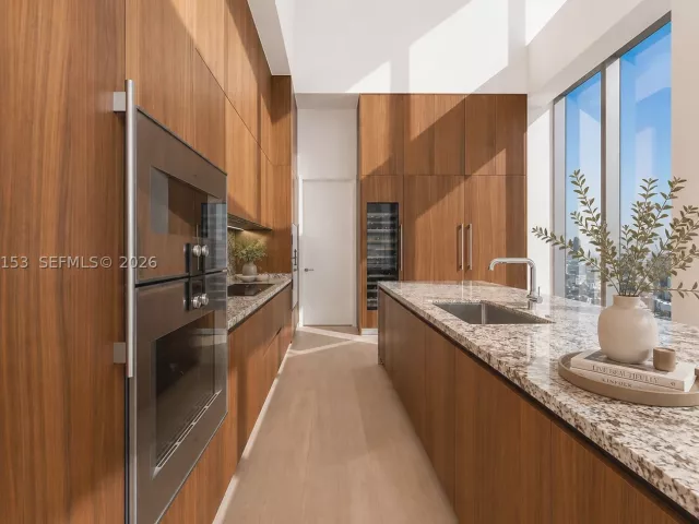 6-bedroom condo for sale in Miami - 175 SE 25th Road UPH01 - MondialRealty