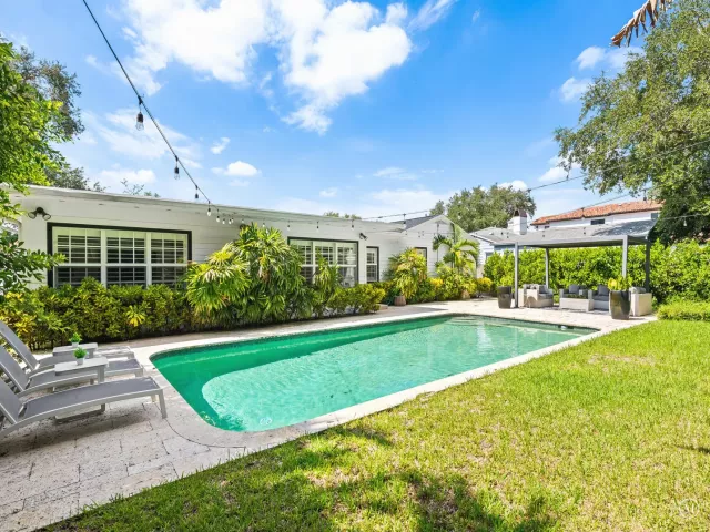 4-bedroom home for sale in Fort Lauderdale - 1001 SE 10th Street - MondialRealty
