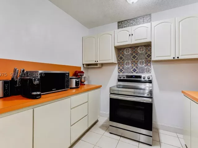 3-bedroom home for sale in Homestead - 20890 SW 236th St - MondialRealty