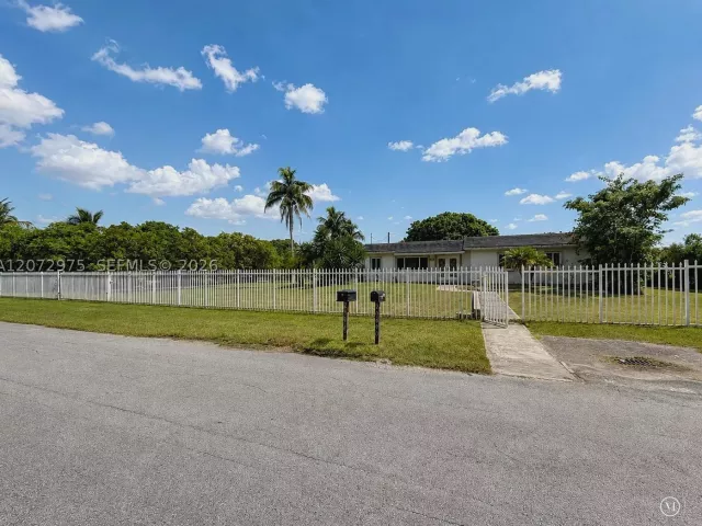 3-bedroom home for sale in Homestead - 20890 SW 236th St - MondialRealty