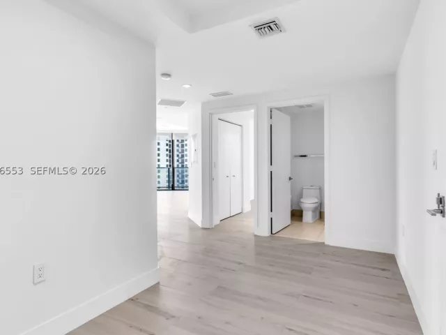 2-bedroom condo for sale in Miami - 45 SW 9th St 1706 - MondialRealty