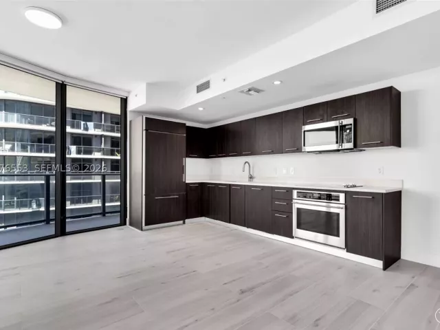 2-bedroom condo for sale in Miami - 45 SW 9th St 1706 - MondialRealty