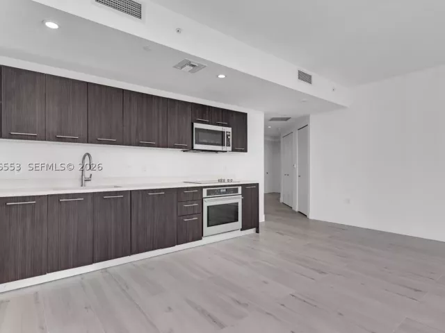 2-bedroom condo for sale in Miami - 45 SW 9th St 1706 - MondialRealty