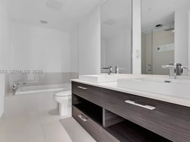 2-bedroom condo for sale in Miami - 45 SW 9th St 1706 - MondialRealty