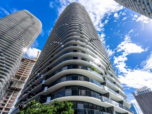 2-bedroom condo for sale in Miami - 45 SW 9th St 1706 - MondialRealty
