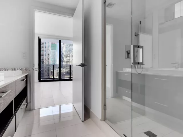 2-bedroom condo for sale in Miami - 45 SW 9th St 1706 - MondialRealty