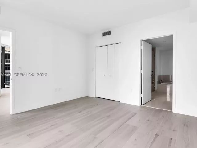 2-bedroom condo for sale in Miami - 45 SW 9th St 1706 - MondialRealty